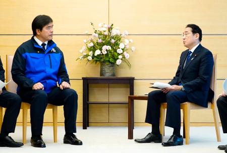 石川県の馳浩知事（左）と面会する岸田首相＝２７日午前、首相官邸