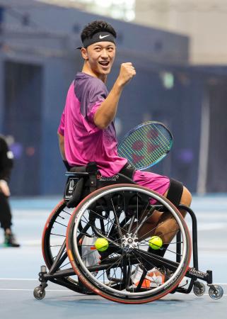 車いすの部シングルス１回戦に勝利し、ガッツポーズする小田凱人＝有明テニスの森公園