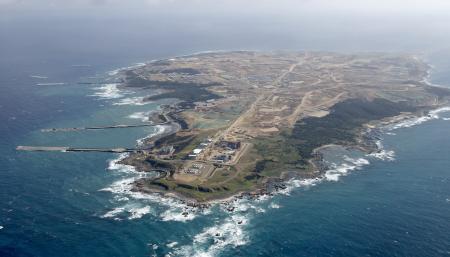 自衛隊基地の建設が進められている鹿児島県西之表市の馬毛島＝２６日（共同通信社ヘリから）