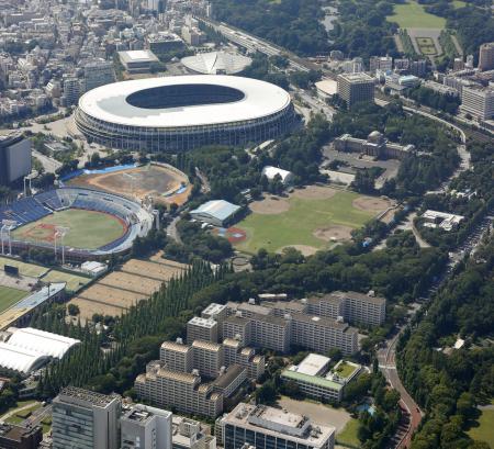 再開発事業が注目される東京・明治神宮外苑。手前左はイチョウ並木＝７月