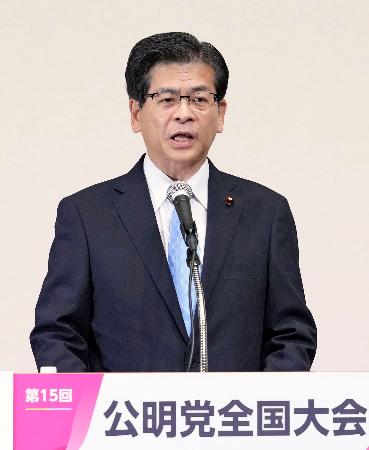 公明党の党大会で代表就任が正式承認され、あいさつする石井啓一新代表＝２８日午後、東京都内