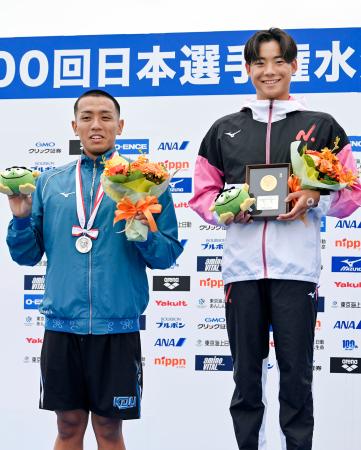 ＯＷＳ日本選手権の男子１０キロで初優勝した辻森魁人（右）と２位の高木陸。ともに世界選手権代表入りを確実にした＝千葉県館山市