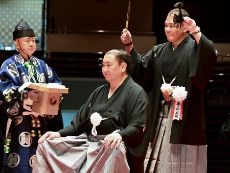 断髪式で玉ノ井親方（右）に最後のはさみを入れられた元幕内東龍のサンドゥイジャブ・トドビレグさん（中央）＝２８日、両国国技館