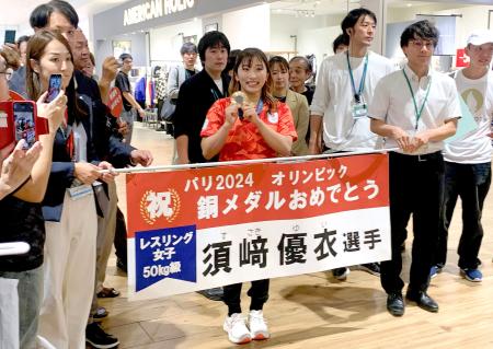 地元の千葉県松戸市で交流イベントに臨むパリ五輪レスリング女子５０キロ級銅メダルの須崎優衣（中央）＝２８日