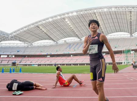 男子４００メートル（タイムレース）で優勝した佐藤拳太郎。中央は２位の中島佑気ジョセフ、左は３位の佐藤風雅＝デンカビッグスワンスタジアム