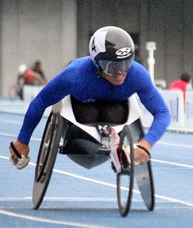 男子４００メートル（車いすＴ５２）で優勝した伊藤智也＝高松市の屋島レクザムフィールド