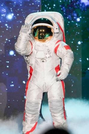 中国有人宇宙プロジェクト弁公室が初公開した月面用の宇宙服＝２８日、中国重慶市（新華社＝共同）