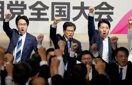 公明党の党大会で、気勢を上げる石井啓一新代表（中央）ら＝２８日午後、東京都千代田区