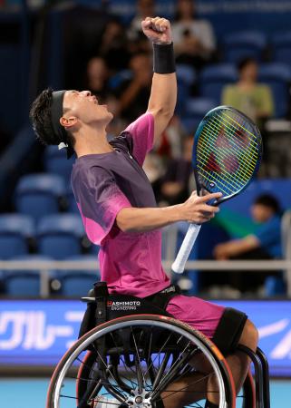 　車いすの部シングルス準決勝で勝利し、ガッツポーズする小田凱人＝有明コロシアム