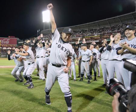 ４年ぶりのリーグ優勝を決め喜ぶ巨人・阿部監督＝マツダスタジアム