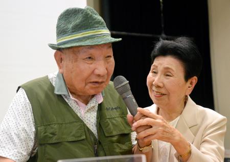 静岡市で開かれた集会に出席し、あいさつする袴田巌さん。右は姉ひで子さん＝２９日午後