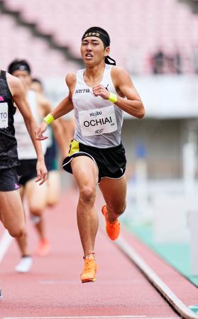 男子８００メートル（タイムレース）　１分４６秒８８で優勝した落合晃＝デンカビッグスワンスタジアム