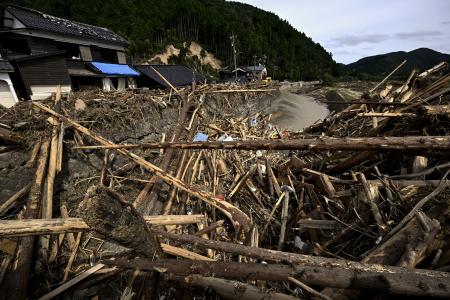 豪雨による無数の流木が積み重なる石川県輪島市町野町＝２９日午前