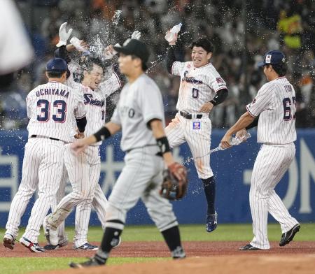 ９回、サヨナラ打を放ちナインに祝福されるヤクルト・長岡（左から２人目）＝神宮