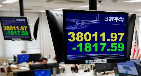 下げ幅が一時１８００円を超えた日経平均株価を示すモニター＝３０日午前、東京都港区の外為どっとコム