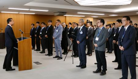 臨界事故から２５年を迎え職員に訓話する茨城県東海村の山田修村長（左端）＝３０日午前、東海村役場