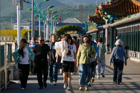 北京市郊外の観光地を訪れた人たち＝１５日（共同）