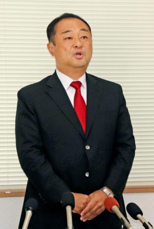 次期衆院選の出馬会見をする宮沢博行氏＝３０日午前、静岡県磐田市