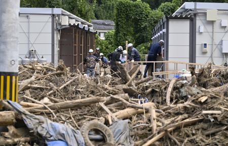 豪雨による無数の流木が押し寄せた、石川県輪島市門前町浦上地区の仮設住宅＝３０日午後