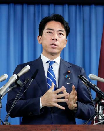 記者会見する自民党の小泉進次郎選対委員長＝３０日午後、東京・永田町の党本部