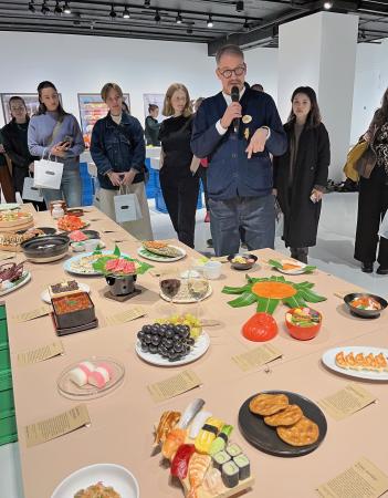 会場に展示された、４７都道府県の料理や特産品の食品サンプル＝９月３０日、ロンドン（共同）