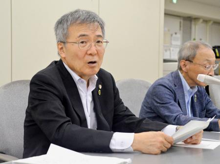 記者会見する小川秀世弁護士＝１日午後、静岡市