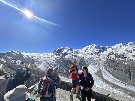 氷河が見える展望台を訪れた観光客ら＝２０２３年６月、スイス南部