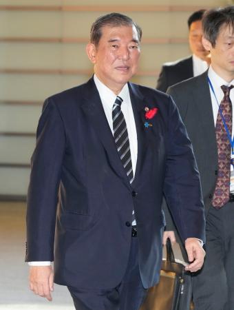 首相官邸に入る石破首相＝２日午前