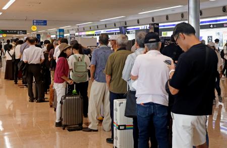 　宮崎空港の滑走路が閉鎖され、航空会社の窓口に並ぶ大勢の人たち＝２日午前、宮崎市