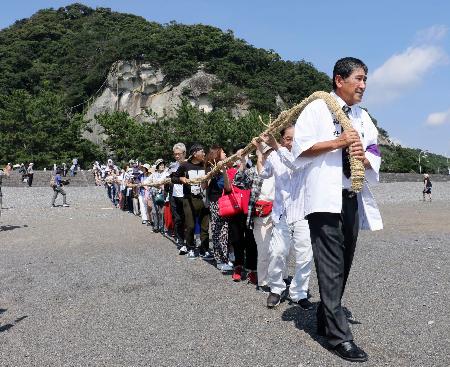 三重県熊野市の花窟神社で営まれた「お綱かけ神事」＝２日午前