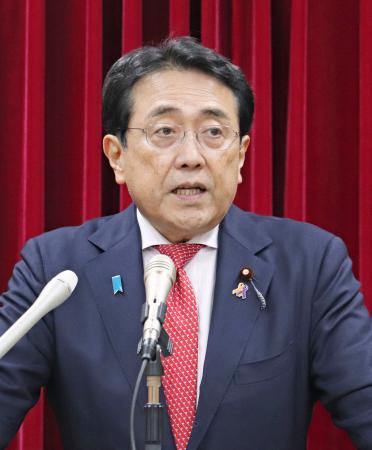 記者会見する赤沢経済再生相＝２日午前、内閣府