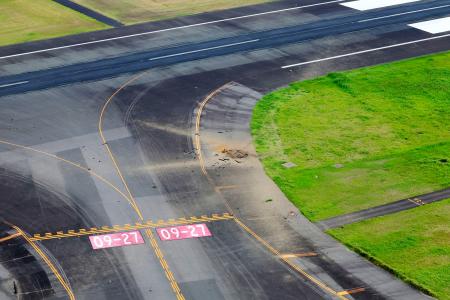 不発弾の陥没した宮崎空港の誘導路（中央）。奥は滑走路＝２日午後０時４１分（共同通信社ヘリから）