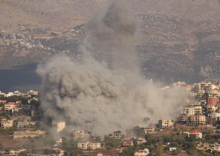 ２日、レバノン南部でイスラエル軍の攻撃を受けて立ち上る煙（ゲッティ＝共同）