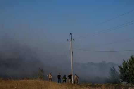 　ロシア軍が迫るウクライナ東部ドネツク州ポクロウシク近郊の村で立ち上る煙＝２日（ゲッティ＝共同）