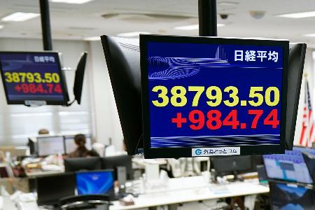 　一時３万８０００円台を回復した日経平均株価を示すモニター＝３日午前、東京都港区の外為どっとコム