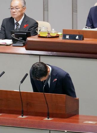 京都府議会で陳謝する府警の白井利明本部長（手前）＝３日午後