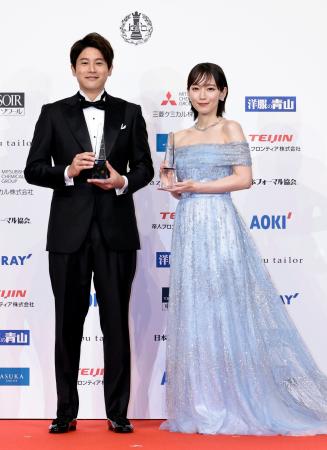 授賞式に登場した内田篤人（左）と吉岡里帆＝東京都港区