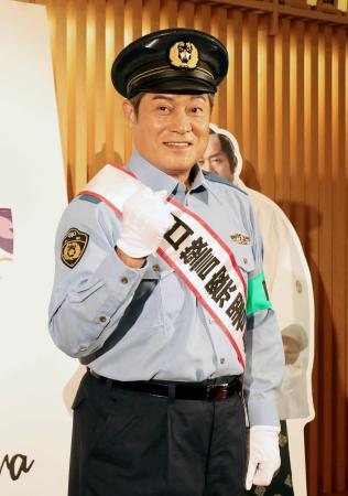 大阪府警天王寺署の一日署長を務めた松平健さん＝３日、大阪市