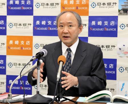 記者会見する日銀の野口旭審議委員＝３日午後、長崎市