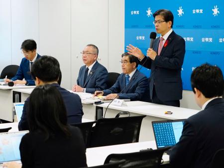 国会内で開かれた会合であいさつする公明党の石井代表＝４日午前