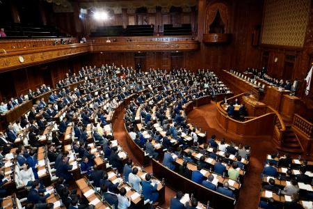 開かれた衆院本会議＝４日午後