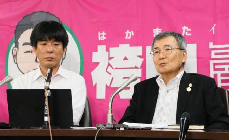 新たな鑑定結果について記者会見する主任弁護人の小川秀世弁護士（右）ら＝４日午後、東京・霞が関の司法記者クラブ