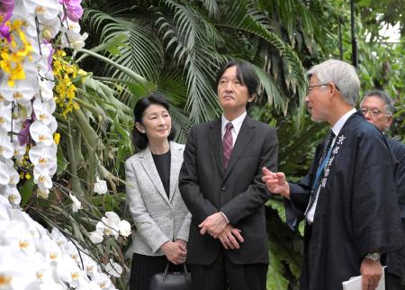 京都府立植物園の観覧温室を視察される秋篠宮ご夫妻＝４日午後、京都市（代表撮影）