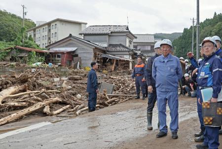 　石川県輪島市を訪れ、記録的豪雨で家屋が流された現場を視察する石破首相（手前左）＝５日午前（代表撮影）