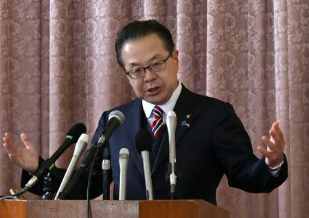 記者会見で衆院選への出馬を表明する世耕弘成氏＝５日午後、和歌山県田辺市