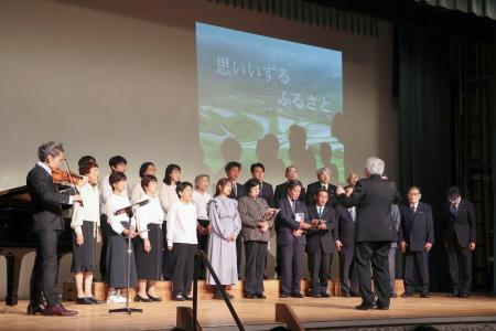 横田めぐみさんとの再会を誓うコンサートで、「故郷」を合唱する同級生ら＝５日午後、新潟市