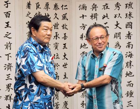 沖縄県庁を訪れ、玉城デニー知事（右）と握手する伊東沖縄北方相＝５日午後