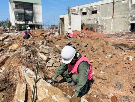 輪島朝市周辺で、ペットの猫の骨つぼを捜す「ＴＥＡＭ　ＪＡＰＡＮ」のメンバー＝６月、石川県輪島市（同団体提供）