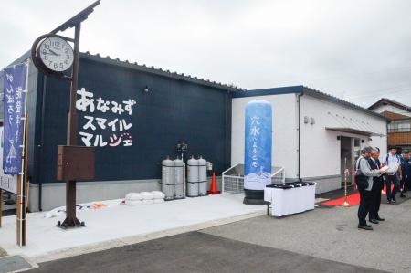 開所式が行われた石川県穴水町の仮設商店街「あなみずスマイルマルシェ」＝６日午前