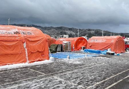 能登半島地震で緊急消防援助隊が利用した高機能エアテント＝１月、石川県珠洲市（消防庁提供）